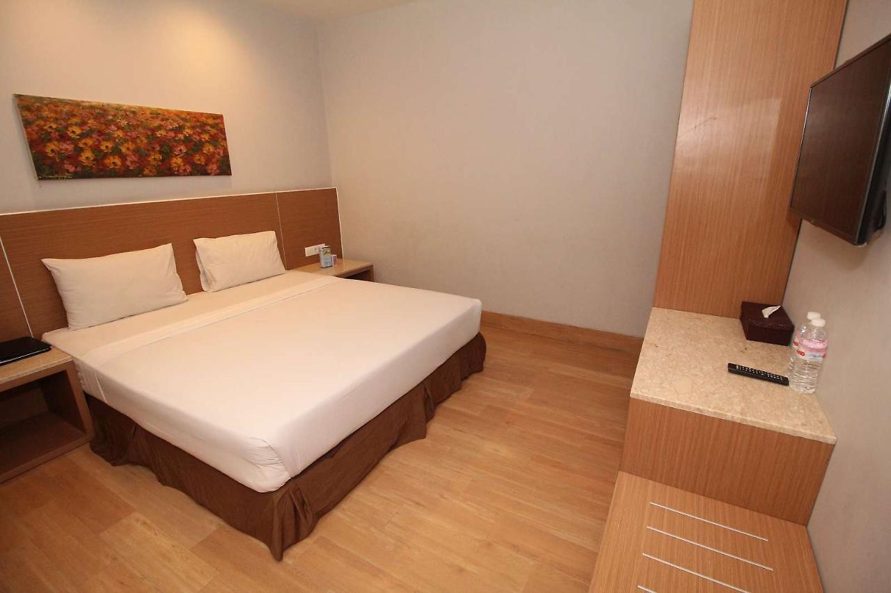 Hotel Astoria Bandar Lampung Exterior foto