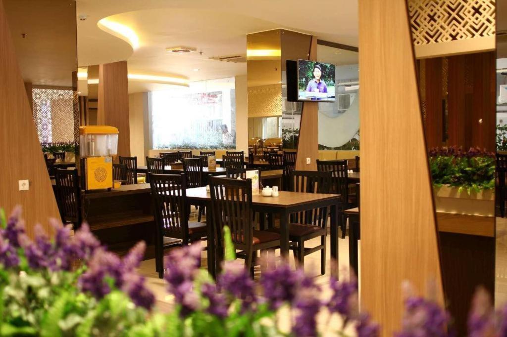 Hotel Astoria Bandar Lampung Exterior foto